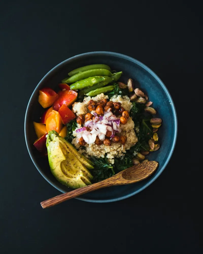 Maaltijd met groente, granen en avocado